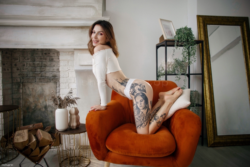 沙发上玩耍皮肤白皙的纹身美女