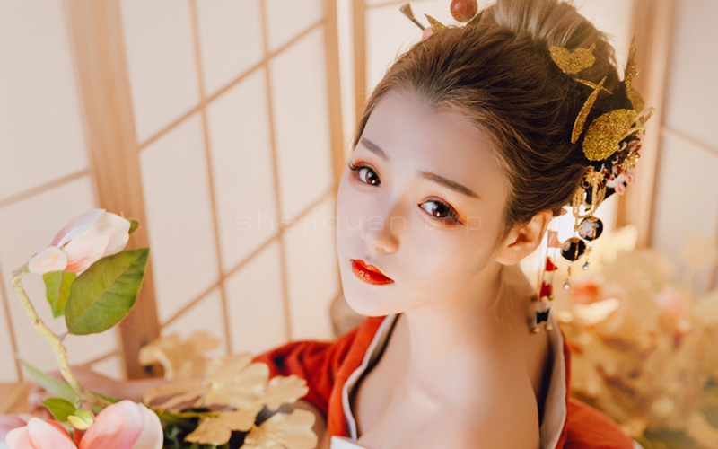 红色长袍的古装美女抬头观望眼神温柔多情