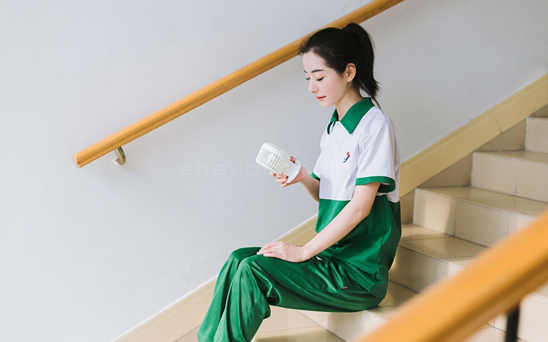 身穿校服的美女在楼道的台阶上坐着那小风扇