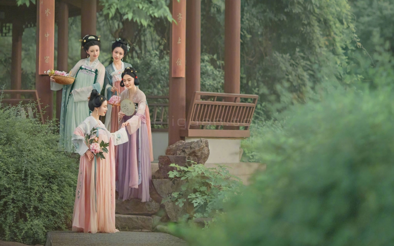 四位身材古装美女在小亭子的台阶上聊天