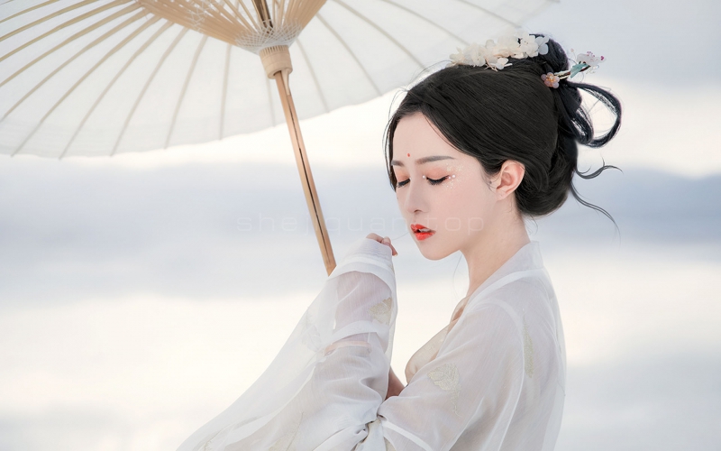 楚楚动人的古装美女,身材白色薄纱裙