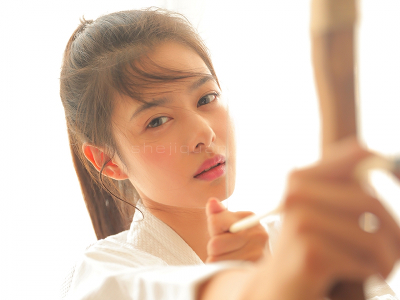 素颜美女拉弓射箭,近照五官清秀靓丽美艳无双