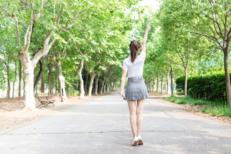 乡间公路上一位短裙美女背影照