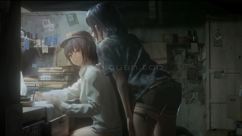 一个身穿性感热裤的女孩在俯身给另一个女孩聊天