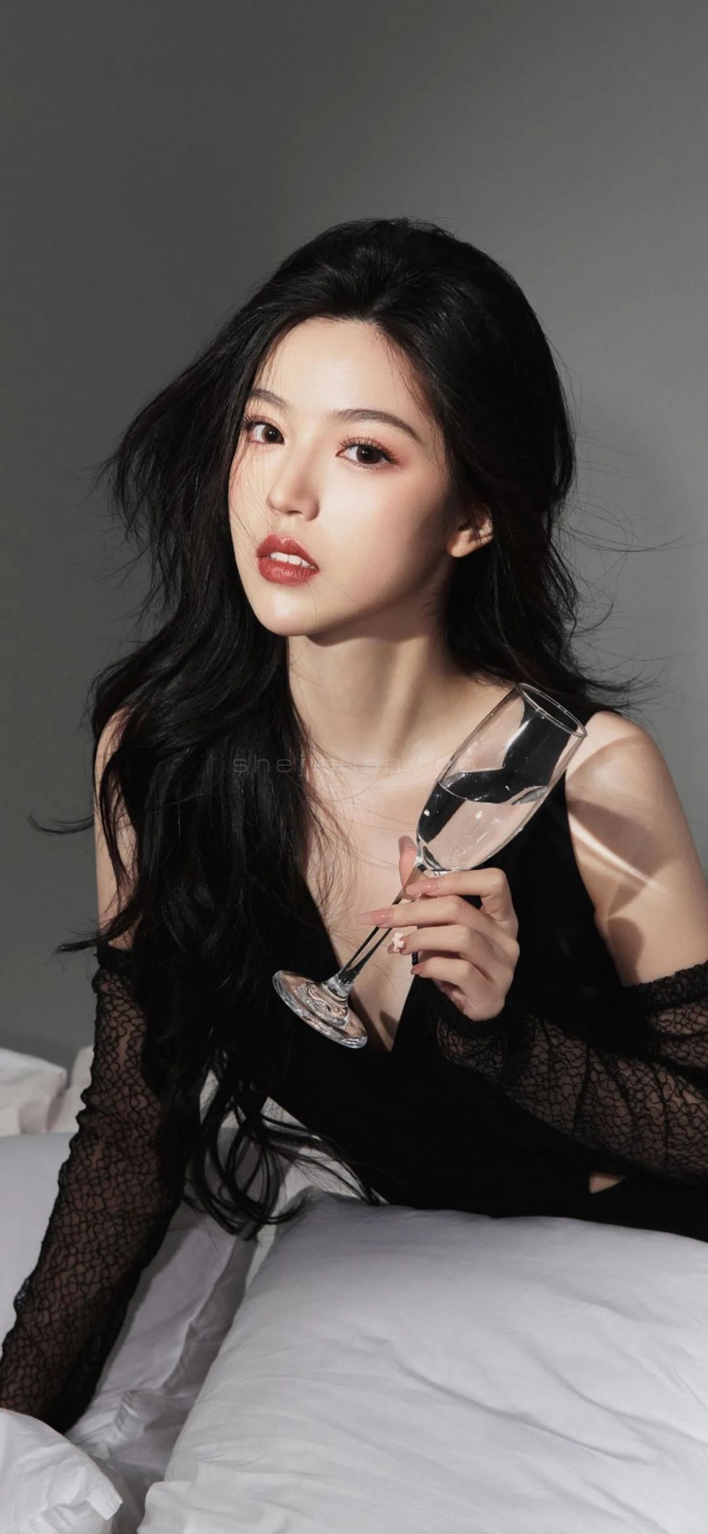 勾魂摄魄的性感美女,身材性感礼服手端酒杯